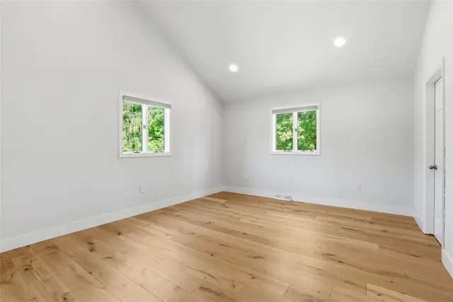 2420 Thomas Dr gallery image 9