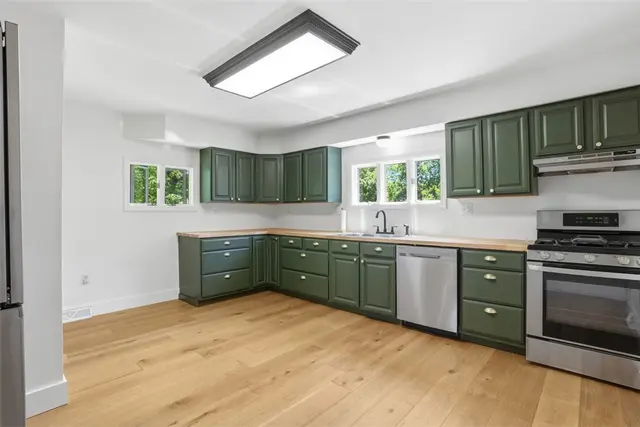 2420 Thomas Dr gallery image 12
