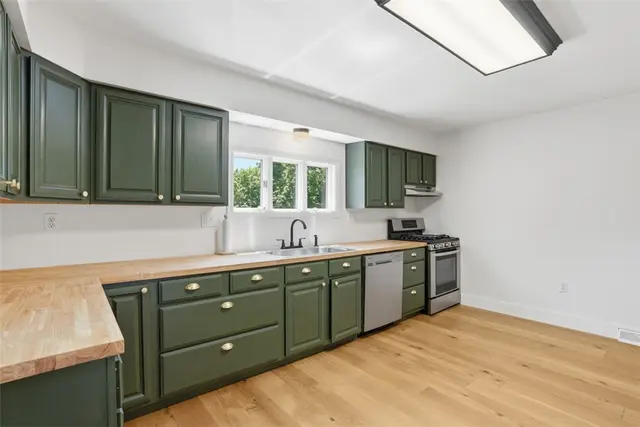2420 Thomas Dr gallery image 15
