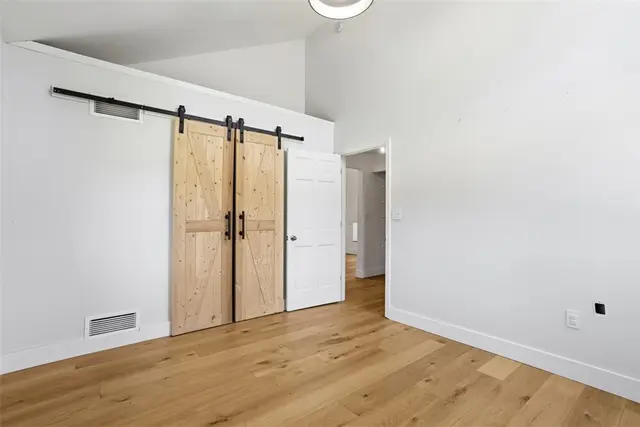 2420 Thomas Dr gallery image 18