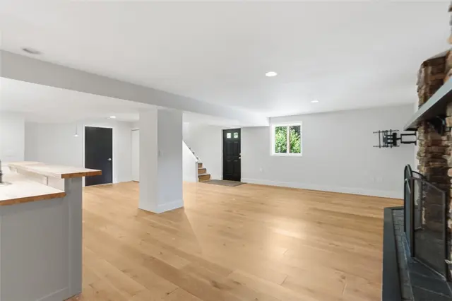 2420 Thomas Dr gallery image 19