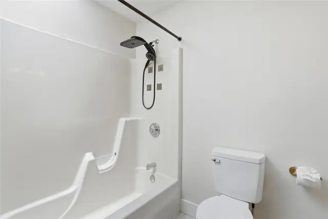 2420 Thomas Dr gallery image 21