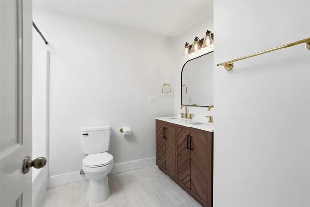 2420 Thomas Dr gallery image 22