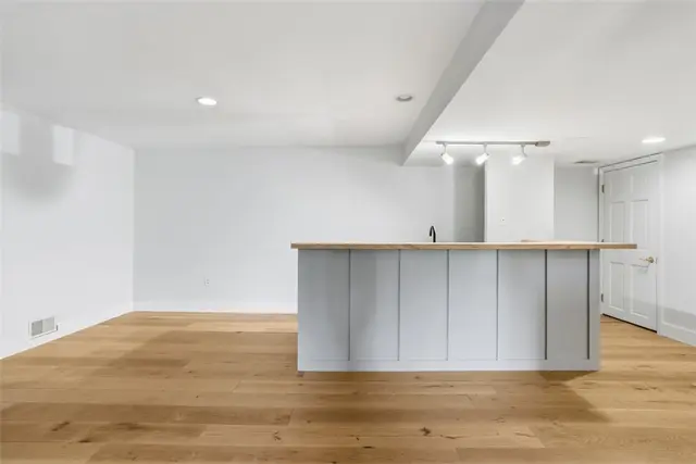 2420 Thomas Dr gallery image 23