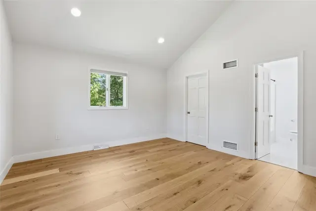2420 Thomas Dr gallery image 28