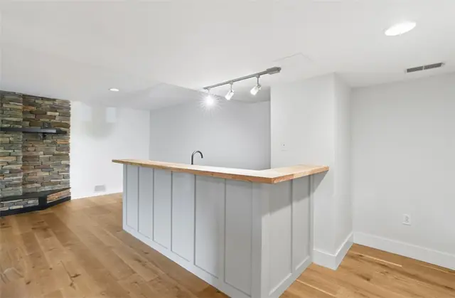 2420 Thomas Dr gallery image 29