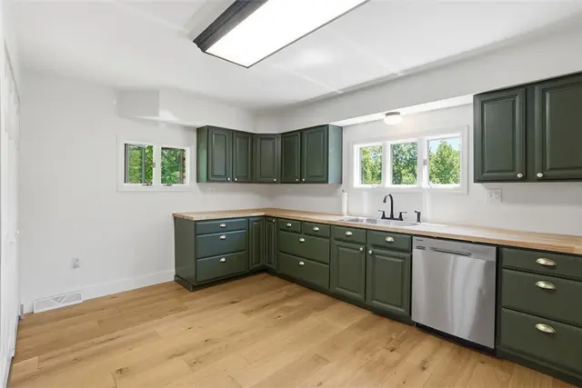 2420 Thomas Dr gallery image 31