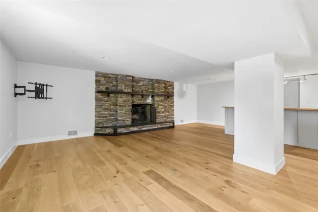 2420 Thomas Dr gallery image 35
