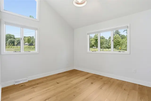 2420 Thomas Dr gallery image 37