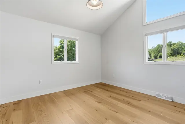 2420 Thomas Dr gallery image 40