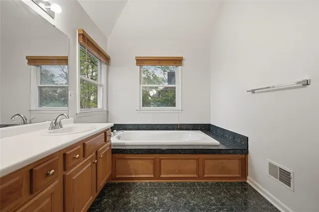 2436 Wedgewood Dr gallery image 11