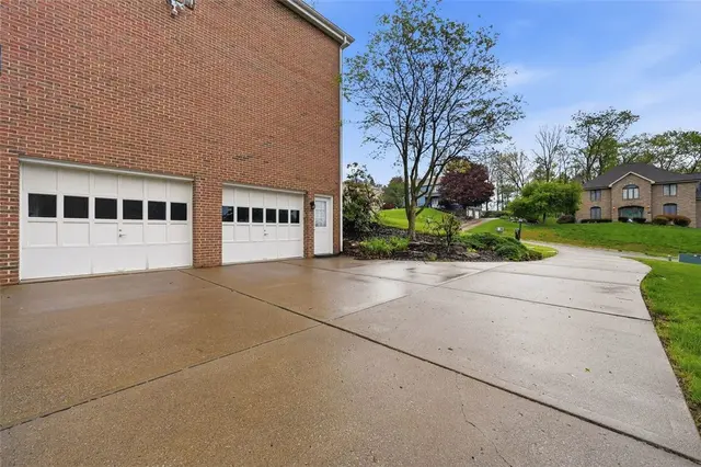 2436 Wedgewood Dr gallery image 18