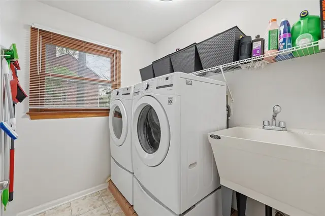2436 Wedgewood Dr gallery image 33