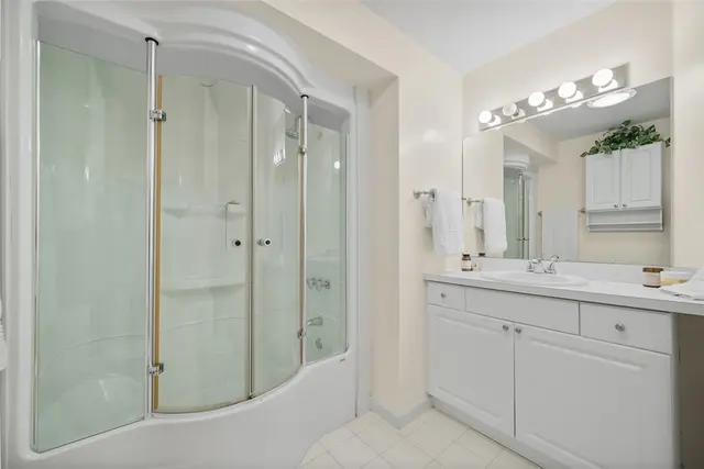 246 Adams Pointe 1 gallery image 3