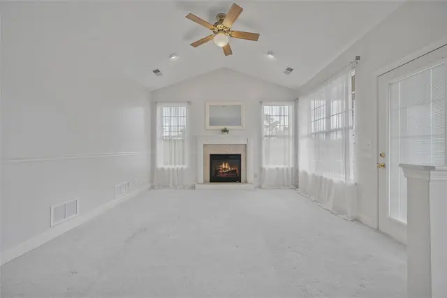 246 Adams Pointe 1 gallery image 5