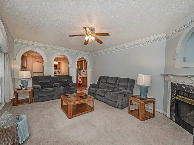 246 Jaclyn Dr gallery image 3