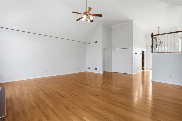 247 Erin gallery image 16