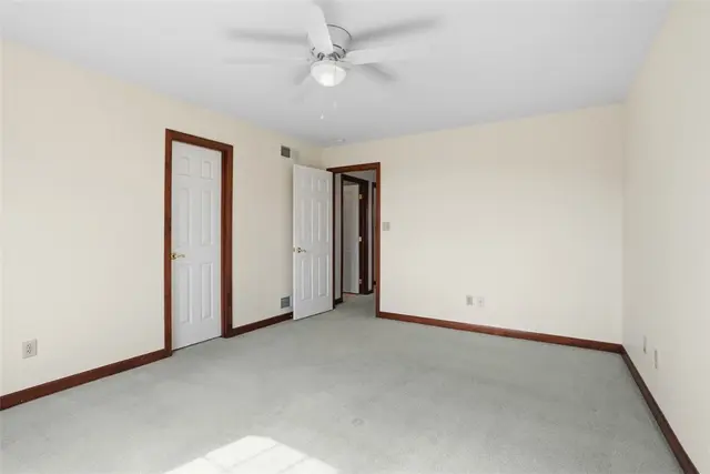 247 Erin gallery image 25
