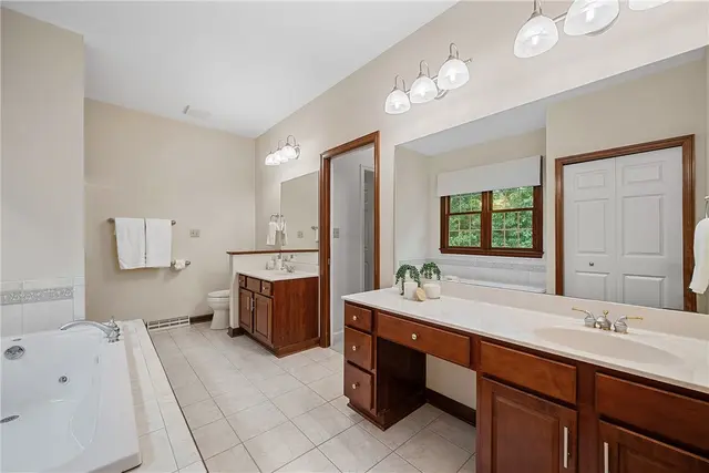 247 Erin Drive gallery image 8
