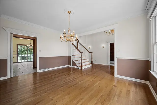 247 Erin Drive gallery image 31
