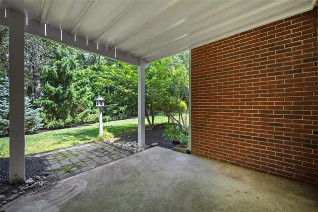 247 Erin Drive gallery image 32