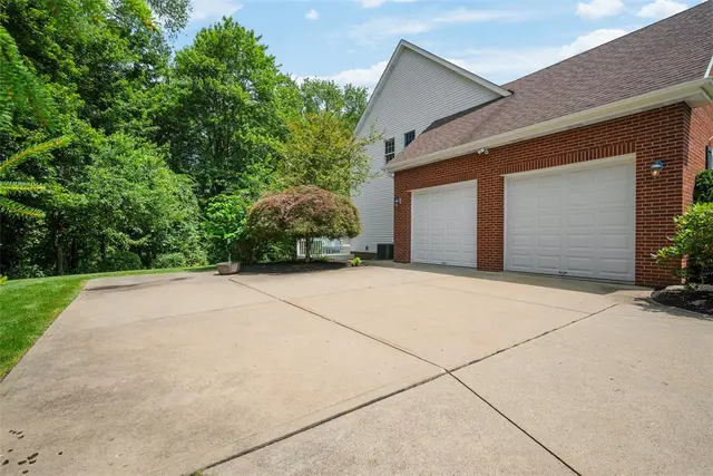 247 Erin Drive gallery image 36
