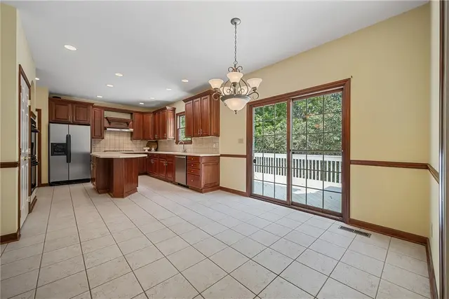 247 Erin Drive gallery image 37