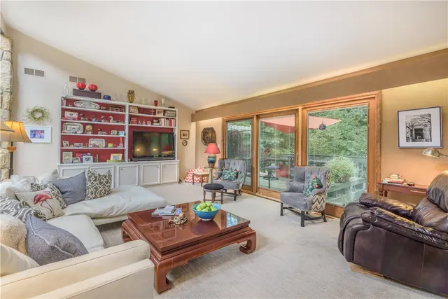 2498 Foxbriar Ct gallery image 9