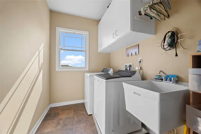 251 Estates Drive gallery image 19