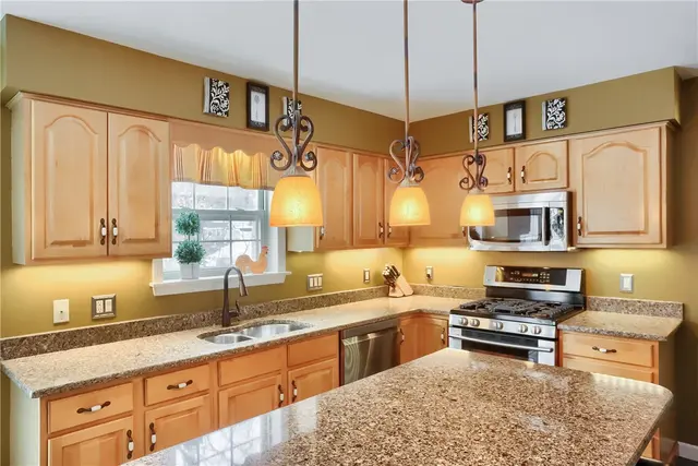 251 Saint Leonards Ln gallery image 4