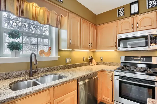 251 Saint Leonards Ln gallery image 5