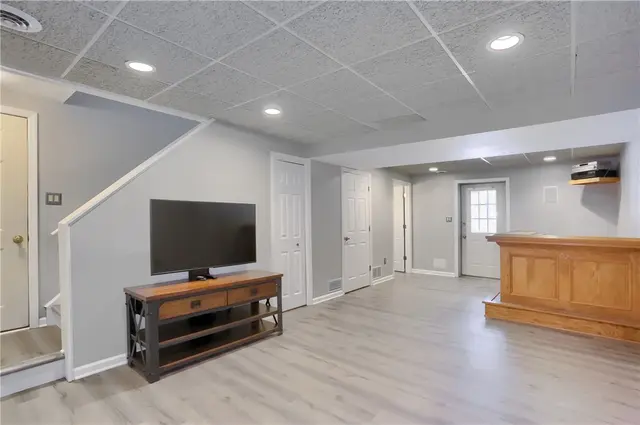251 Saint Leonards Ln gallery image 32