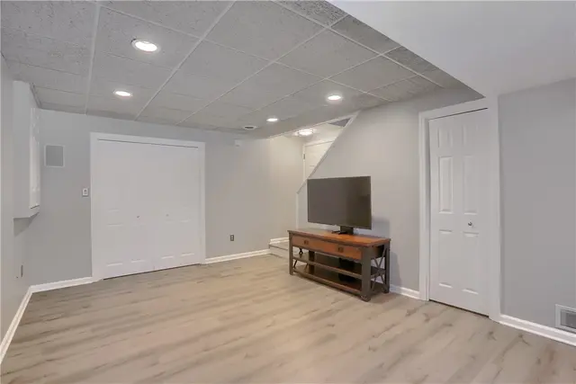 251 Saint Leonards Ln gallery image 34