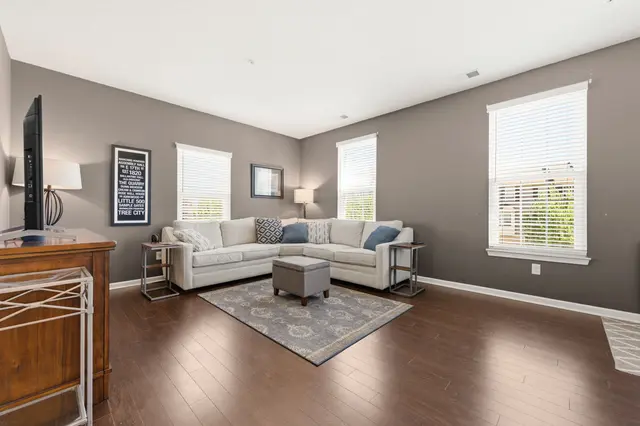 252 Broadstone DRIVE gallery image 8