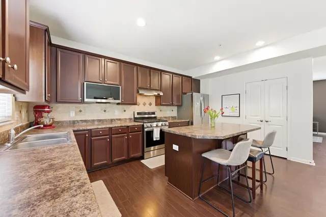 252 Broadstone DRIVE gallery image 11
