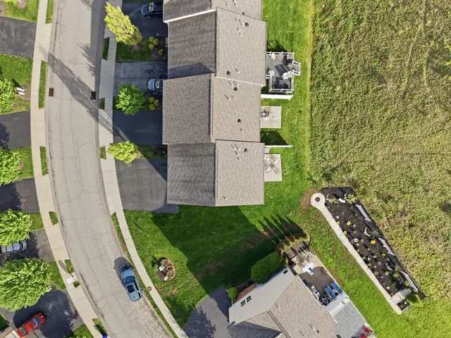 252 Broadstone DRIVE gallery image 20