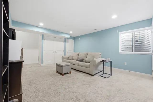 252 Broadstone DRIVE gallery image 34