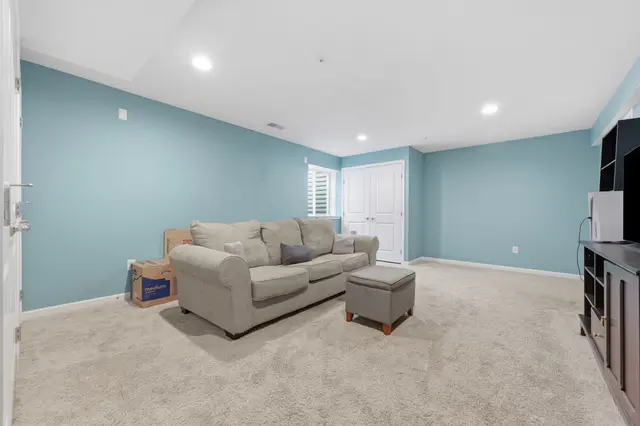 252 Broadstone DRIVE gallery image 38