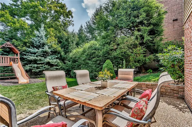 252 Elmhurst Cir gallery image 9