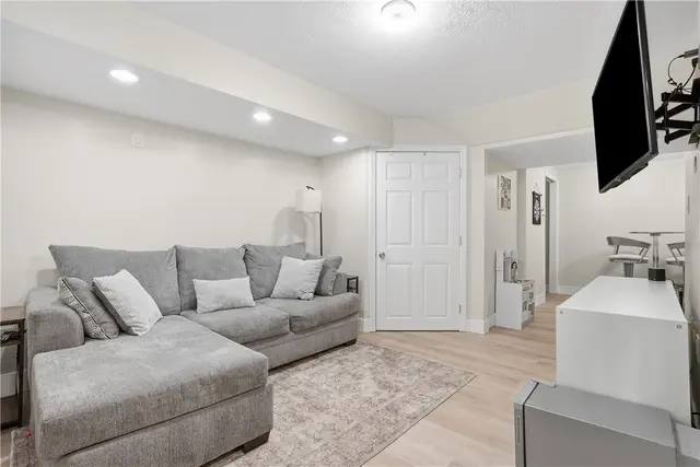 2521 Country Side Ln gallery image 34