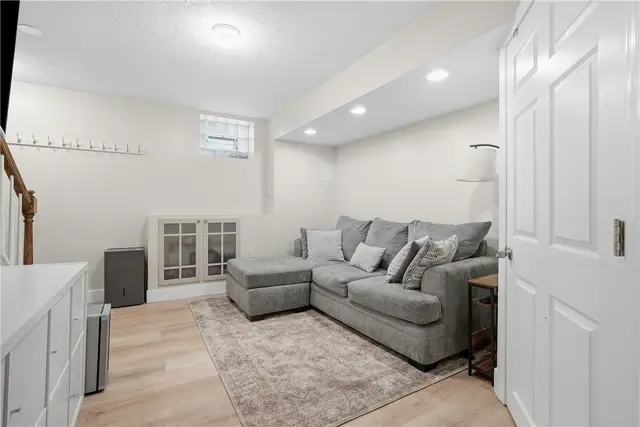 2521 Country Side Ln gallery image 35