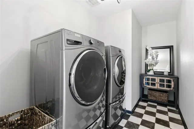 2529 Lindenwood Dr gallery image 38