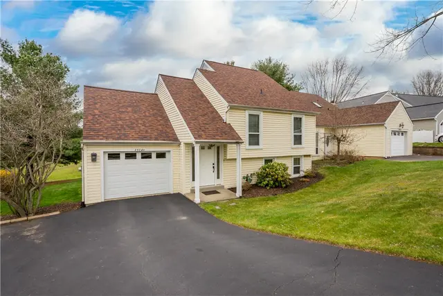 2554 B Pheasant Run Dr gallery image 9