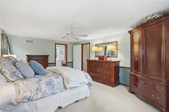 2554 Glenwood gallery image 33