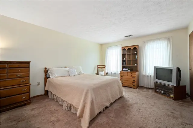 2569 Pheasant Run B gallery image 16