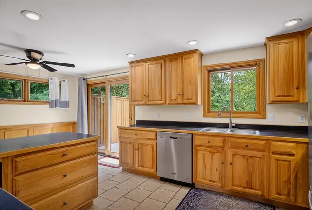 258 Hillcrest Cir gallery image 9