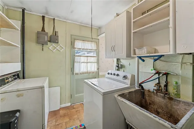 2584 Hampton Avenue gallery image 9