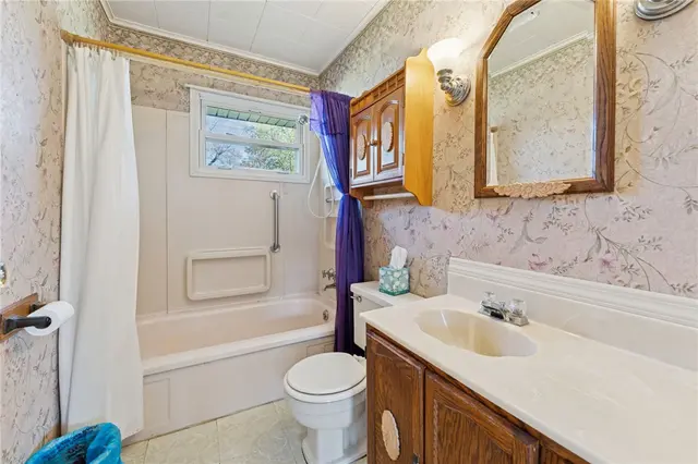 2584 Hampton Avenue gallery image 11