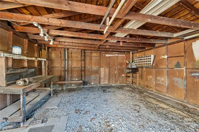 2584 Hampton Avenue gallery image 12