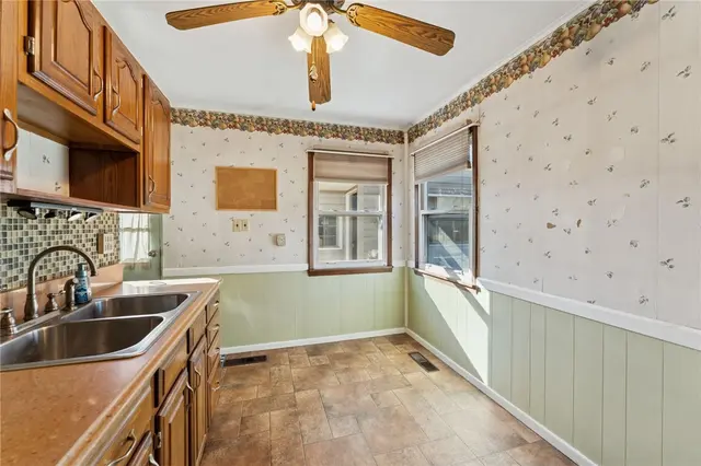 2584 Hampton Avenue gallery image 13